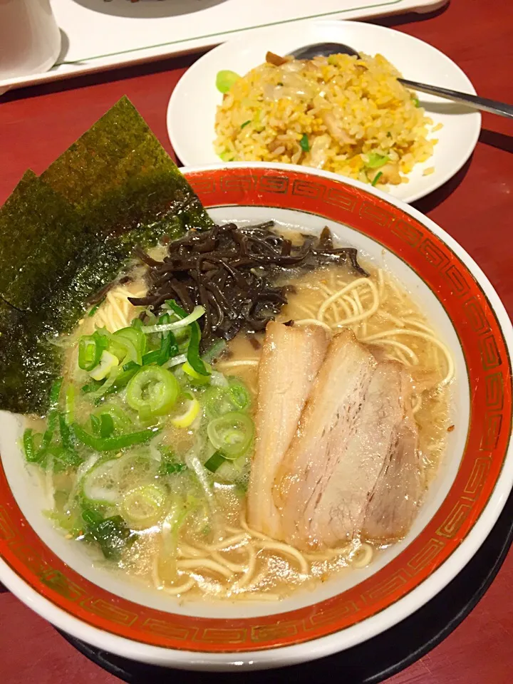 Snapdishの料理写真:白（豚骨ラーメン）&半チャーハン@博多ラーメン ばりかた屋|Kazuya Miyukiさん