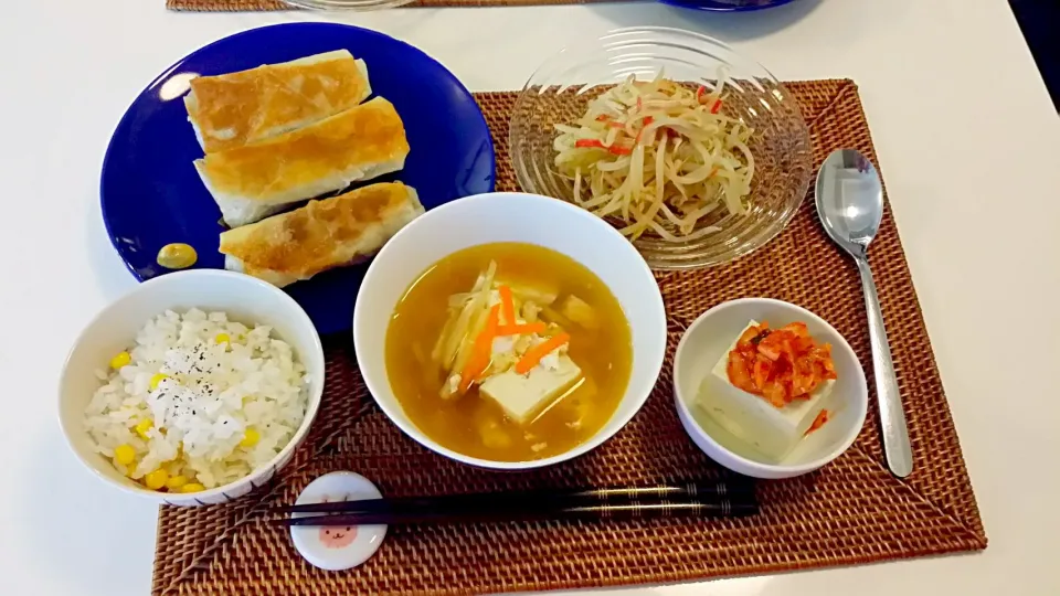 今日の昼食　春巻き、もやしサラダ、キムチのせ冷奴、コーンごはん、酸辣湯|pinknari🐰🌈さん