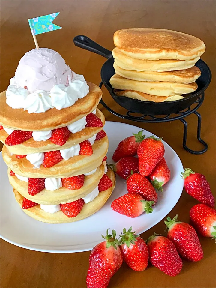 Snapdishの料理写真:パンケーキサンド🥞🍓 イーストでふんわり度アップ✨|Miki (^_−)−☆さん