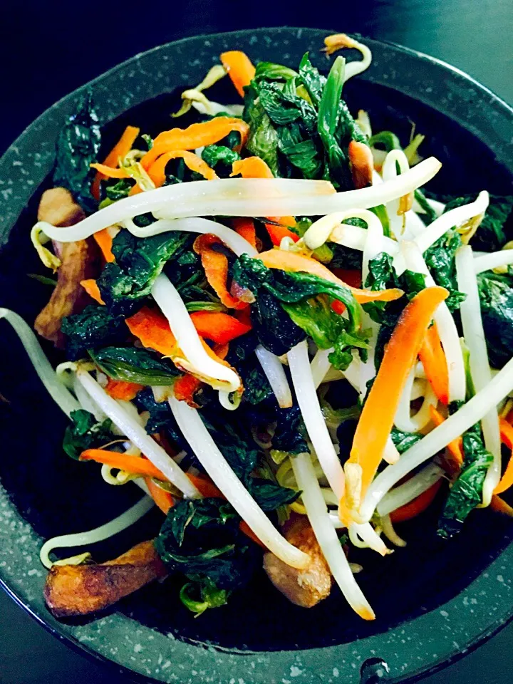 Stir fried bean sprouts, carrots, celery, shiitake mushrooms|Seagrapesさん