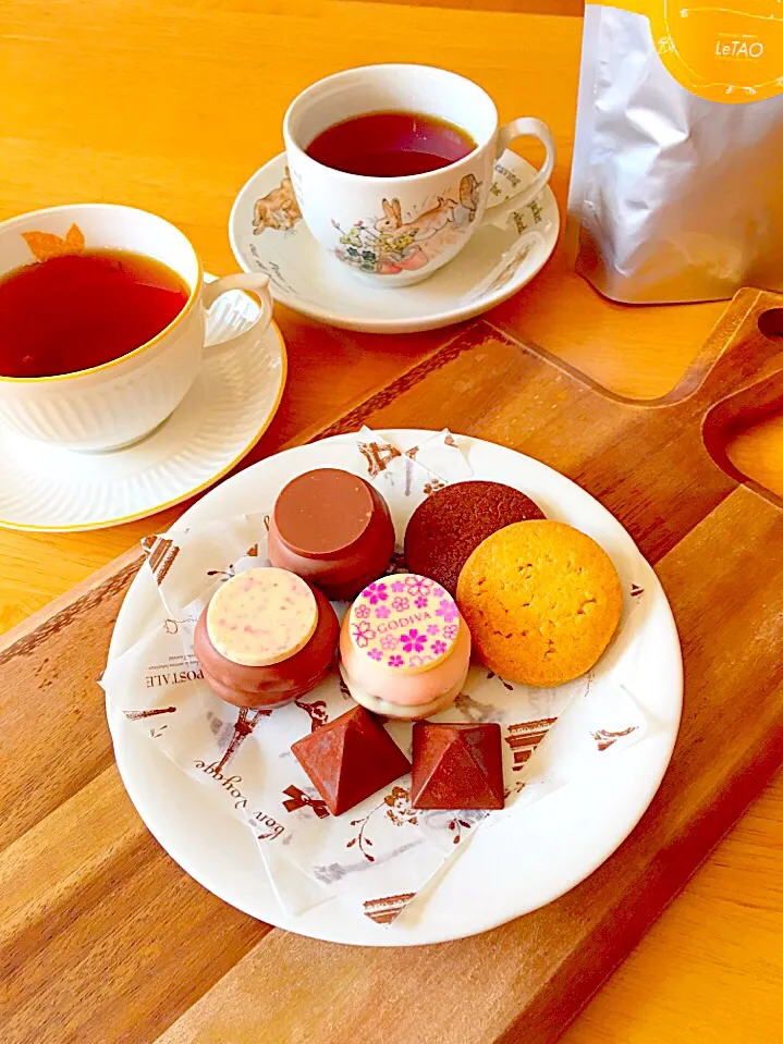 娘が淹れてくれた紅茶で
〜Tea  Time💕〜
#GODIVAマカロンチョコ
#ルタオ Ceylontea berry生チョコ
#ルタオ Cookie|Yuka mamaさん