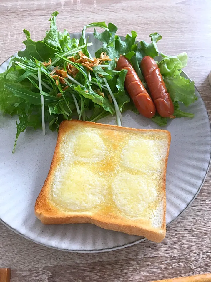 お腹空きすぎてパン一枚そのまま、ちぎってバサッとおくだけサラダ(꒪⌓︎꒪)
食べるのみっ💪🏻|nibunnoichi-yoyoさん