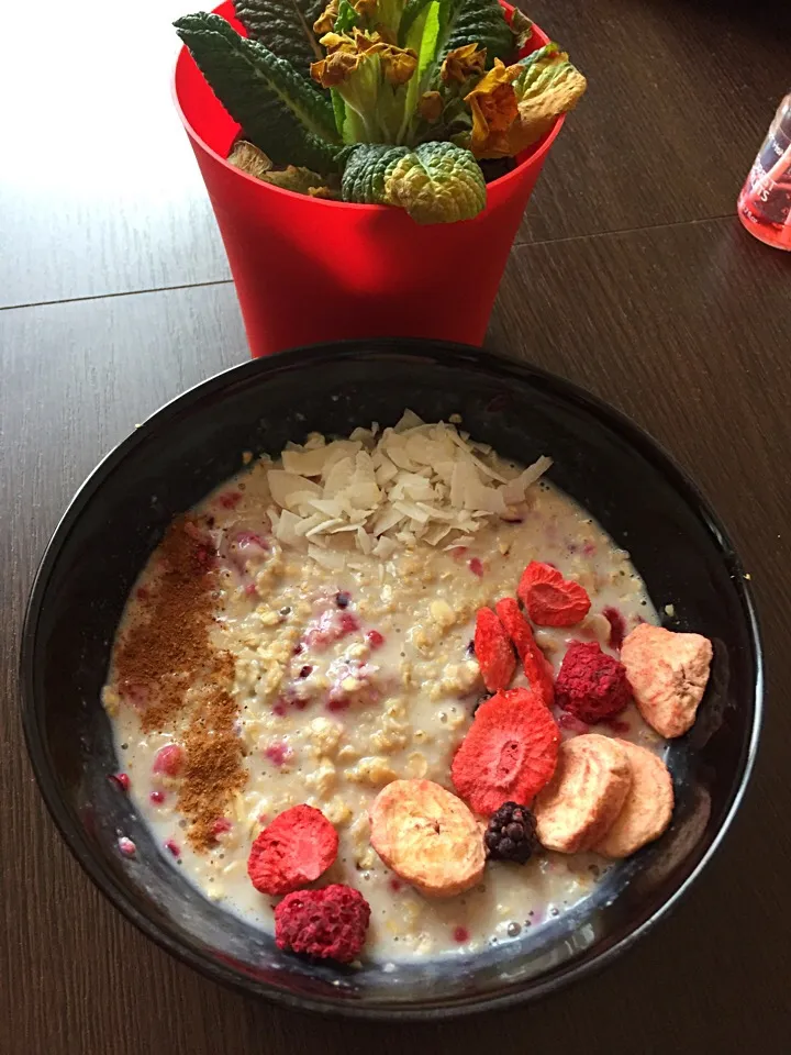 My oatmeal #strawberries #banana #coconut #oatmeal #berries #almondmilk|LucieFoodさん