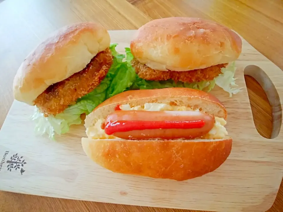 Snapdishの料理写真:パーカーハウスロール🍞でメンチカツサンド＆卵サラダとソーセージのパン🍞|pigmegさん