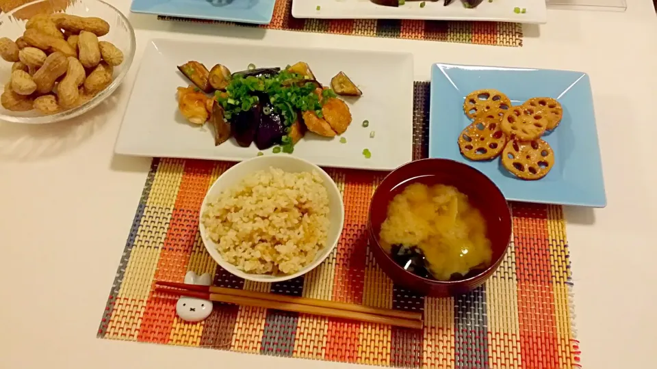 今日の夕食　鶏肉となすの南蛮、れんこんの炒め物、玄米、新じゃがとわかめの味噌汁|pinknari🐰🌈さん