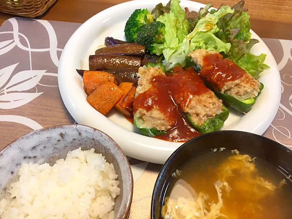 晩御飯
マルコメ大豆のお肉ミンチタイプで作った肉詰めピーマン、ナス甘辛炒め、人参バターソテー、サニーレタス、ブロッコリー、かぼちゃのかきたま汁、白米|かよちゃんさん