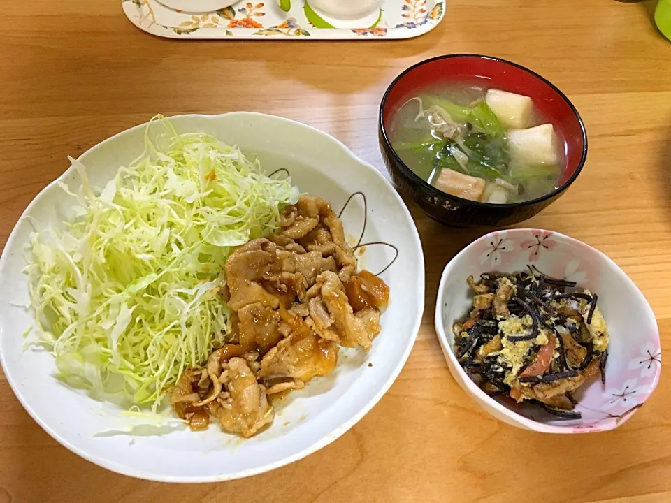 焼肉、ひじきの卵とじ、お味噌汁|ほなさん