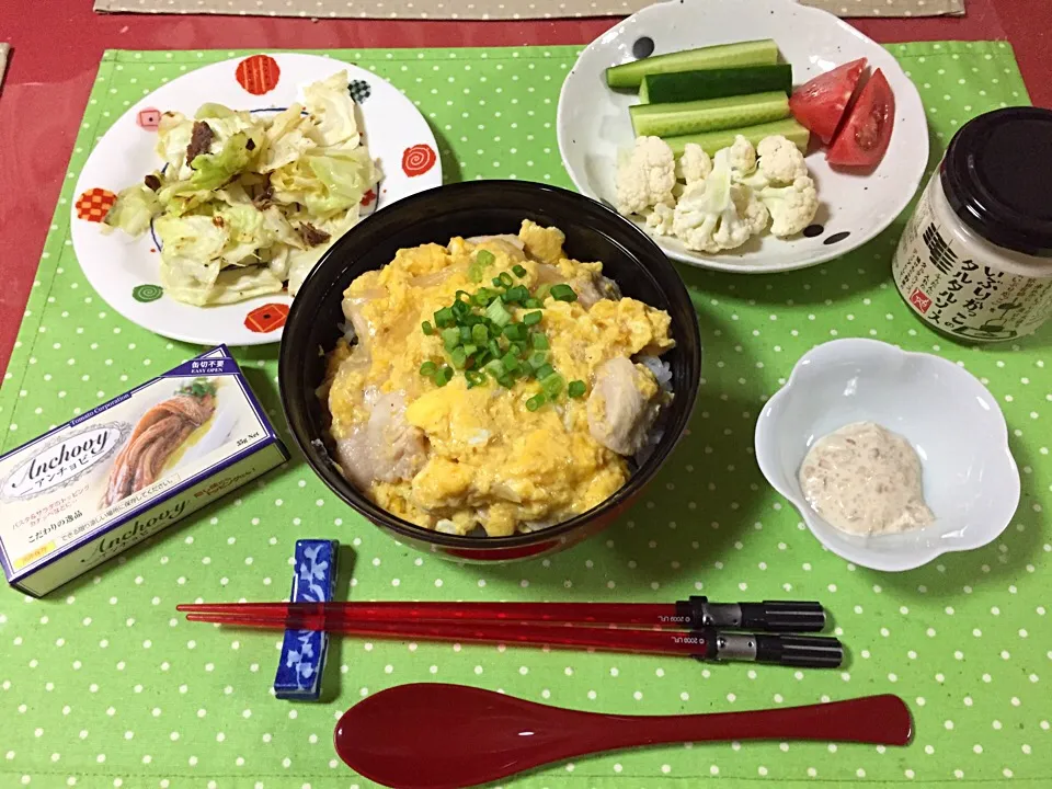 親子丼ぶり、キャベツのアンチョビガーリック炒め、生野菜のいぶりがっこのタルタルソース添え|チィズママさん