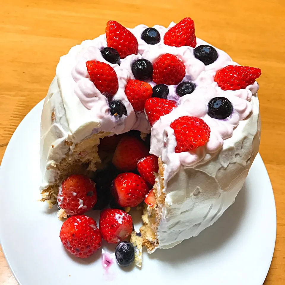 Snapdishの料理写真:ピニャータケーキ🍓💗
#ケーキ#いちごたくさん|ぷさん