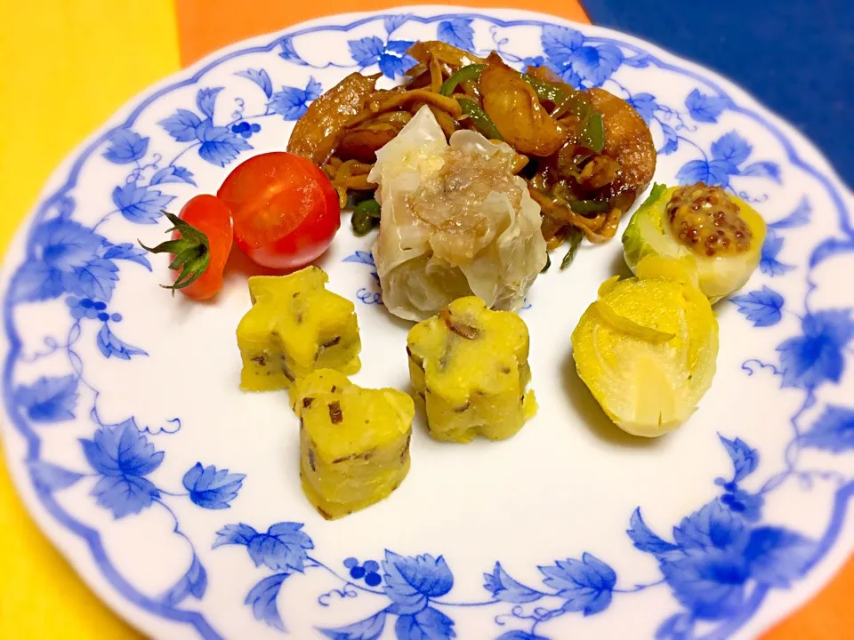 お肉屋さんの焼売！
青椒じゃが🥔！
さつまいも🍠と塩昆布でサラダの代わり🥗芽キャベツのボイルにハニーマスタード！|Yukihiko Ishidaさん