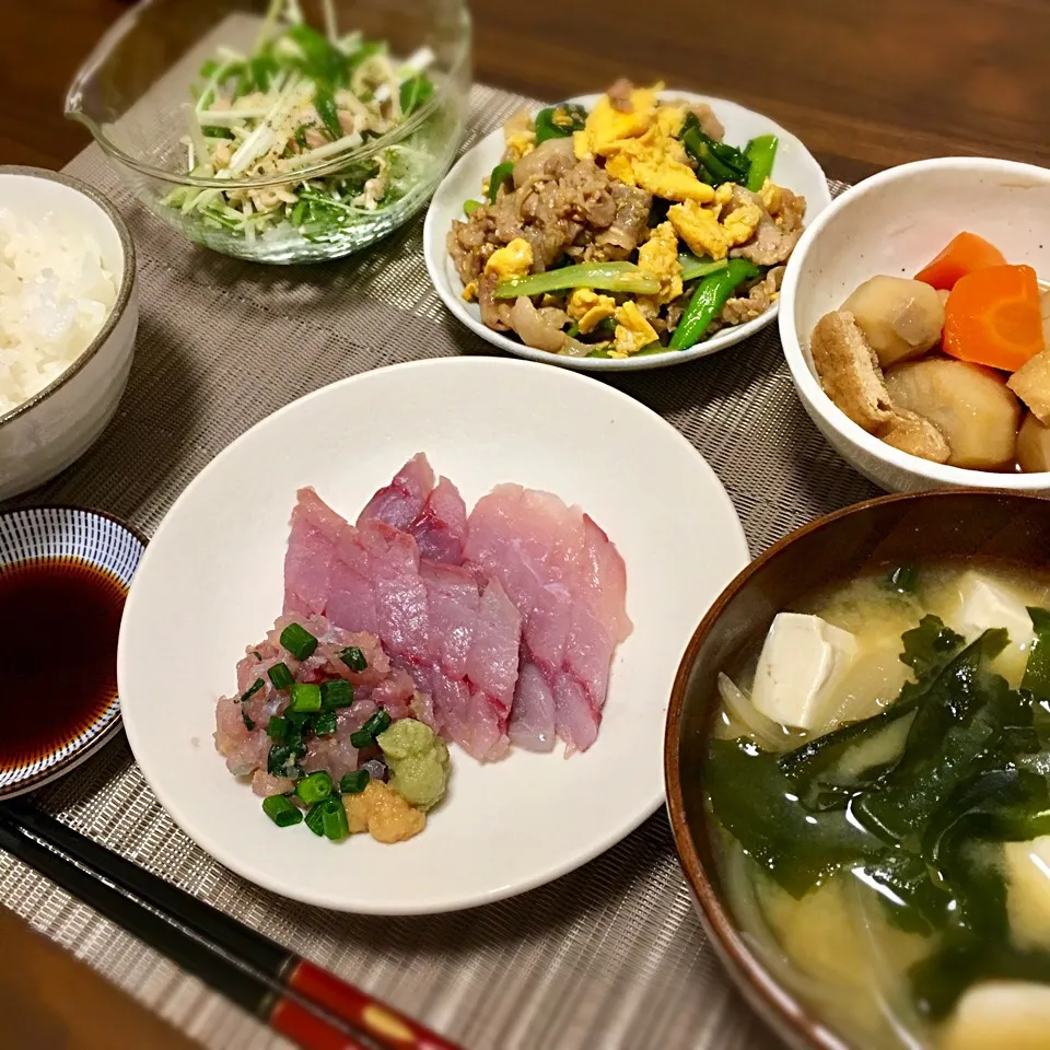 Snapdishの料理写真:3.26
・アジの刺身、たたき
・牛豚と卵と小松菜炒め
・水菜と切干大根とツナのサラダ
・里芋の煮物
・豆腐と玉ねぎわかめの味噌汁|たまさん