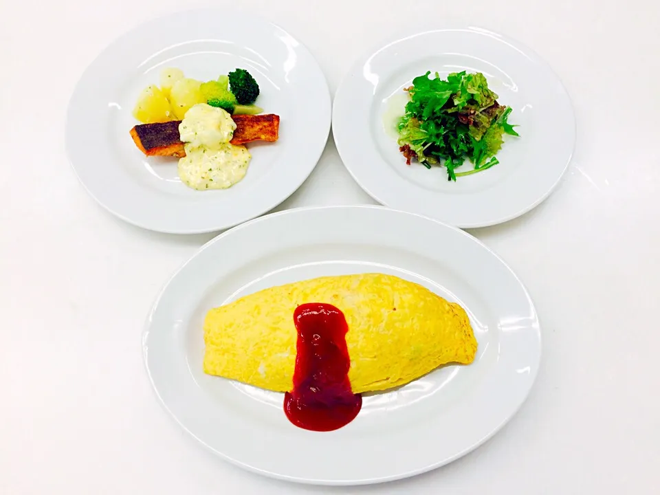 オムライス🍳と鮭のムニエル🐟とグリーンサラダ🥗|YOKOさん