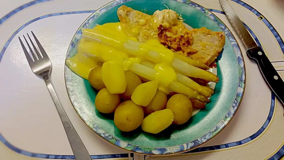 White asparagus with selfmade sauce Hollondaise, little spring potatoes and
Steak Paris|Najeskaさん