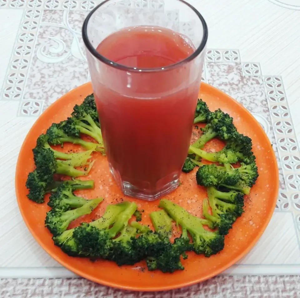 Steamed broccoli with fresh carrot juice|Shaguftaさん