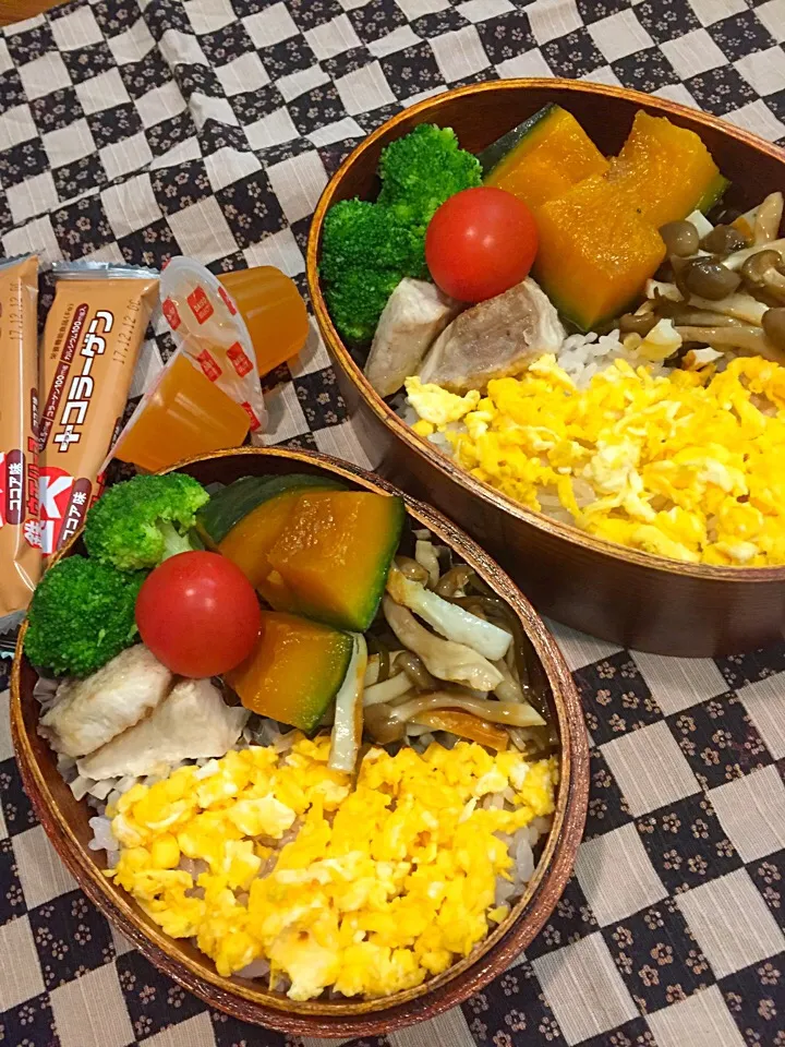 Snapdishの料理写真:ふたり弁当

炒り卵乗せごはん
マヒマヒのムニエル
かぼちゃの煮物
しめじとちくわの塩昆布和え
ブロッコリー
ミニトマト|ひななぎさん