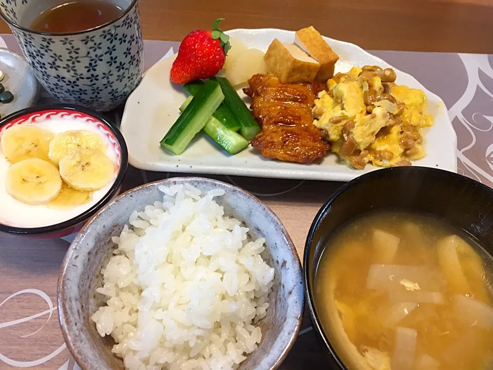 Snapdishの料理写真:朝ごはん
揚げと大根の味噌汁、納豆ネギ入りオムレツ、はんぺんつけ焼き、厚揚げ煮物、塩きゅうり、たくあん、いちご、バナナ添えヨーグルト、白米|かよちゃんさん