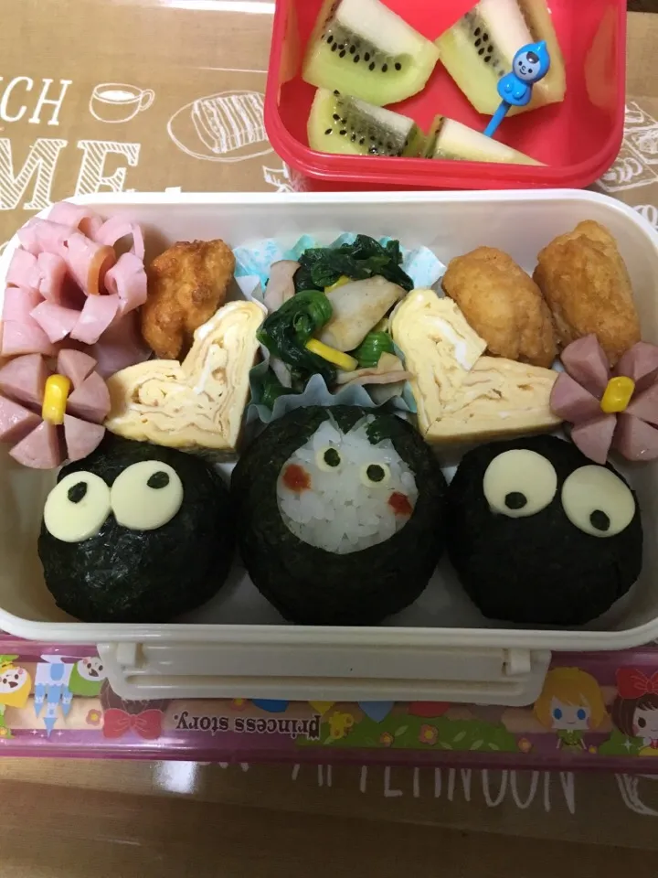 小トトロとまっくろくろすけおにぎり弁当#学童弁当 #トトロ#春休み|こむぎさん