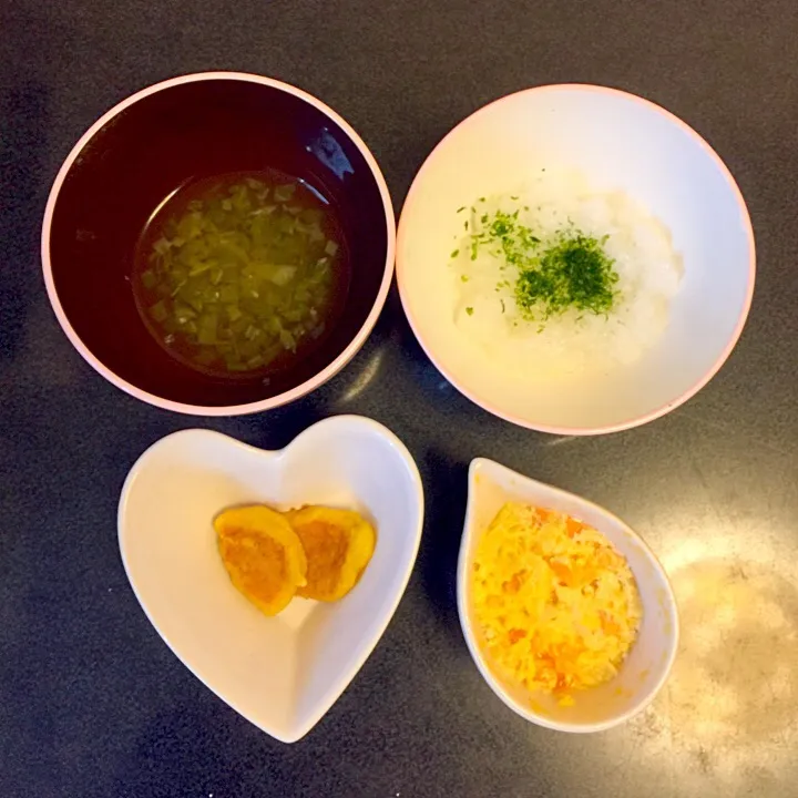 離乳食 朝
・青海苔のせ粥
・卵黄の茶碗蒸し風
・コーンのおやき
・キャベツの味噌汁|ぺろたんさん