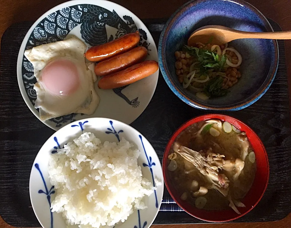 目玉焼き
ソーセージ
舞茸と海藻の味噌汁
納豆|ラーメンの小池さん