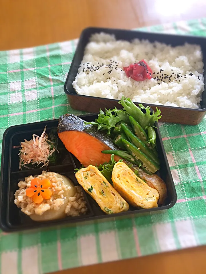 ジジ弁当🎶
焼き鮭
ネギしらす入り玉子焼き
おくら浅漬け
ほうれん草のおひたし
大根そぼろあんかけ|BooBooさん