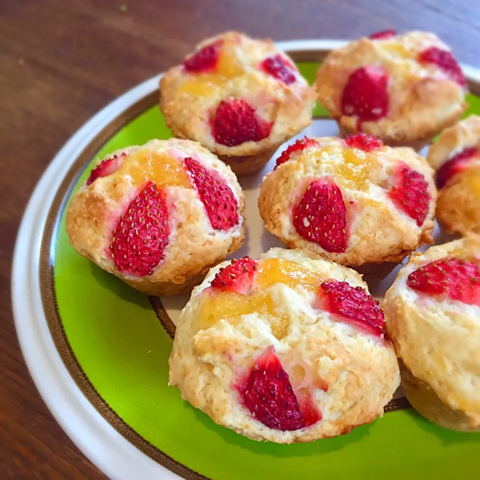 Snapdishの料理写真:30分で出来るレモンカードと苺のマフィン🍓🍋|わたげさん