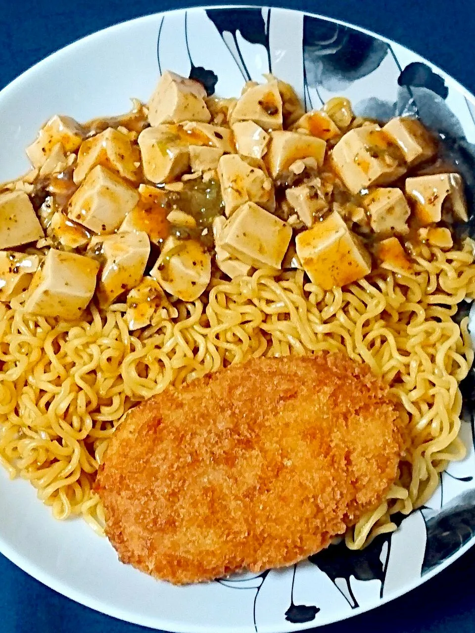 Snapdishの料理写真:日清焼きそば麻婆豆腐がけメンチカツのせ|すーさん