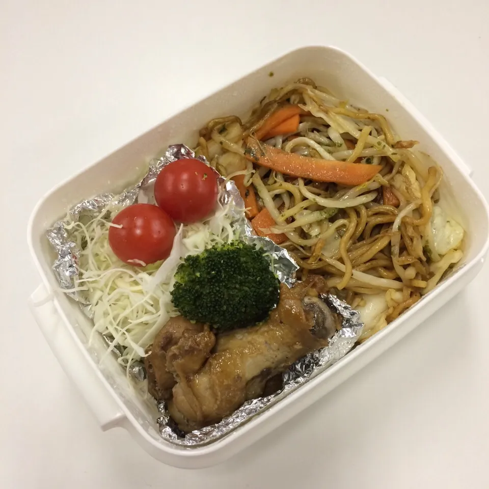 Snapdishの料理写真:弁当（焼きそば、鶏手羽元、サラダ）|SasaMasa213さん