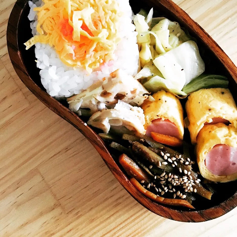 今日のお弁当♡
#塩だれネギキャベツ 
#魚肉ソーセージたまご焼き 
#チーズれんこん 
#彼のお母さんお手製押し寿し 
#カレーきんぴら|ゆかさん