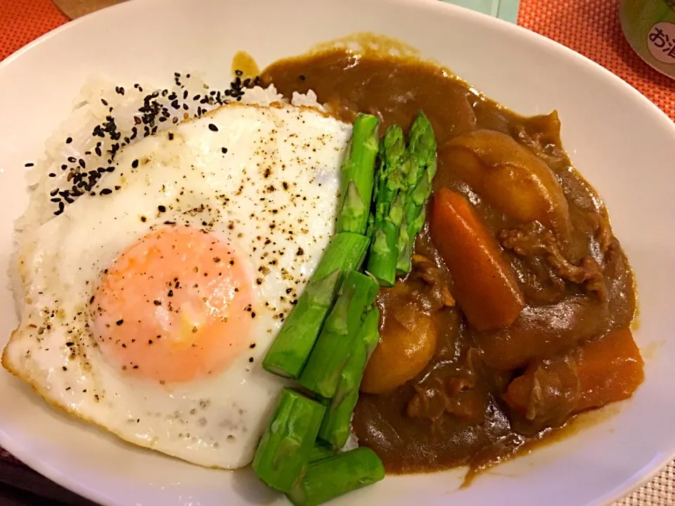 Snapdishの料理写真:カレーライス
アスパラと目玉焼き乗せ|美穂さん