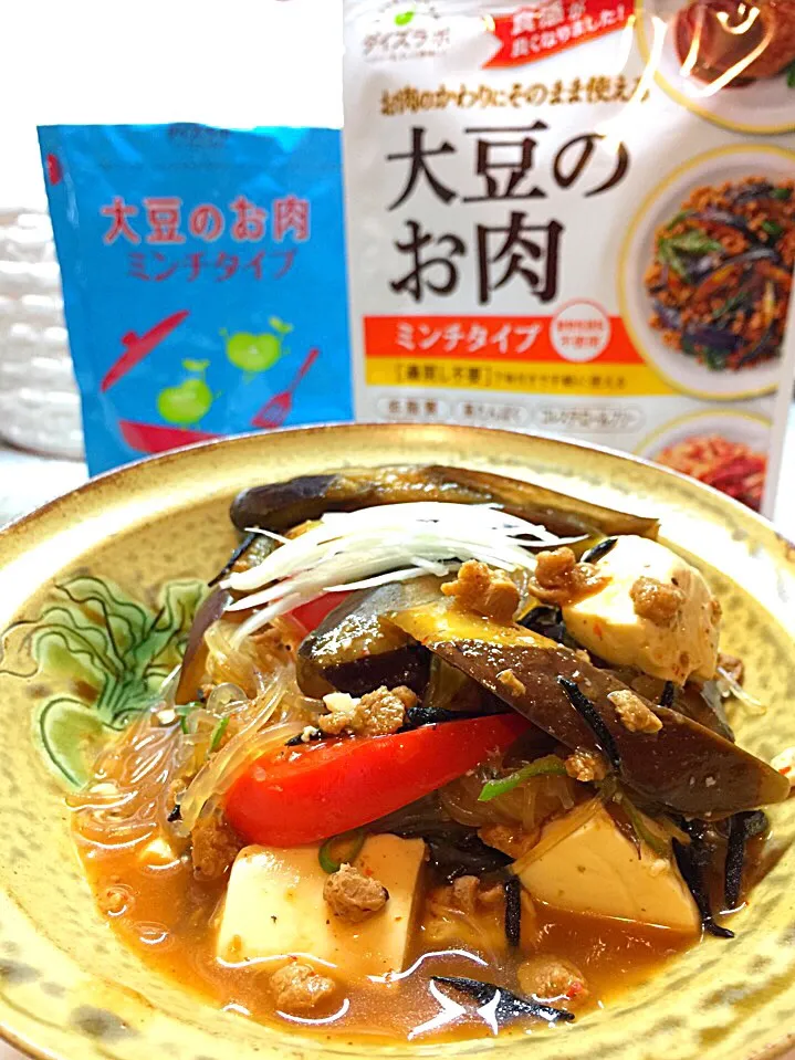 【ダイズラボ】のセット当選しました💖
先ずは《ダイズのお肉ミンチタイプ》で定番の麻婆豆腐💕我が家は麻婆大好き過ぎて豆腐だけでなく色々入れます♪ 今回は麻婆豆腐ナス春雨ひじきパプリカ(笑）ミンチのサイズが大きくて見た目も食べ応えも大満足でヘルシー(*^^*)/ 中の袋には可愛いダイズちゃん(？）が〜💖|masachamさん