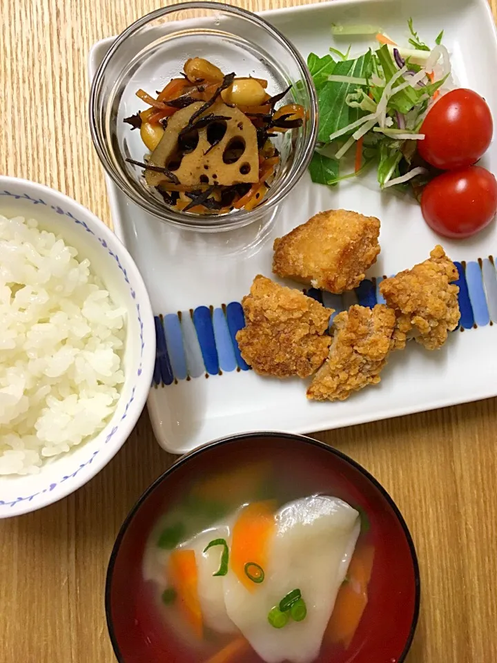 #ムスメご飯 

鶏むねの竜田揚げ、サラダ、五目ひじき煮、水餃子スープ、ご飯。|mossan＠OSAKAさん