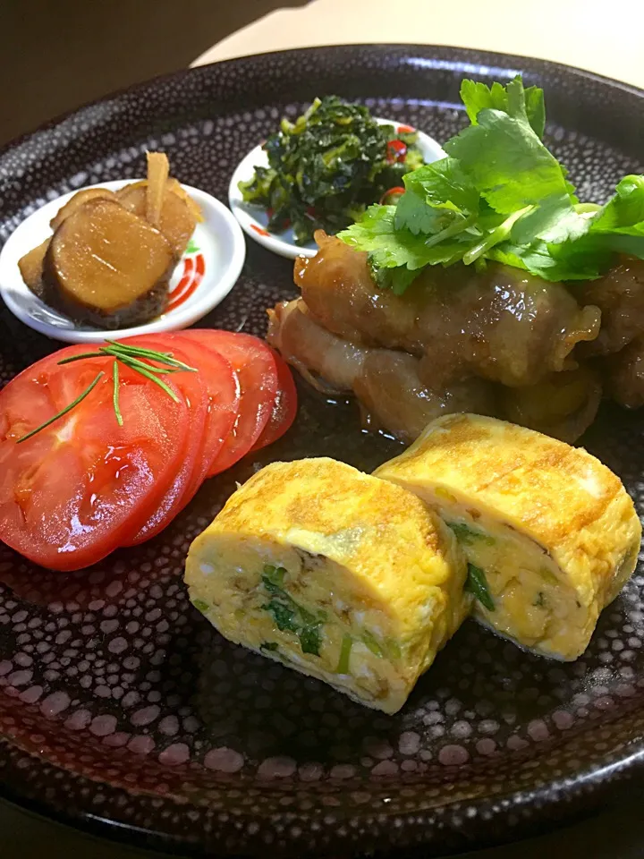 肉巻きネギ 大根の葉炒め 菊芋醤油漬け
三つ葉入り卵焼き|shokohanさん