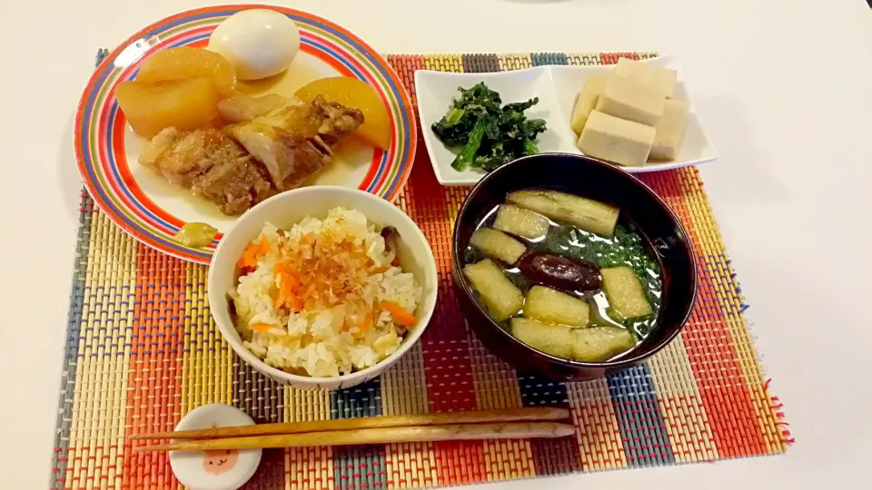 今日の夕食　豚の角煮、高野豆腐の煮物、ほうれん草の胡麻和え、きのこの炊き込みご飯、なすの味噌汁|pinknari🐰🌈さん