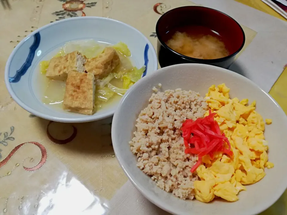 晩ごはん
  - 鳥そぼろ
  - 白菜と揚げの煮物
  - 麩のお味噌汁|korinoさん