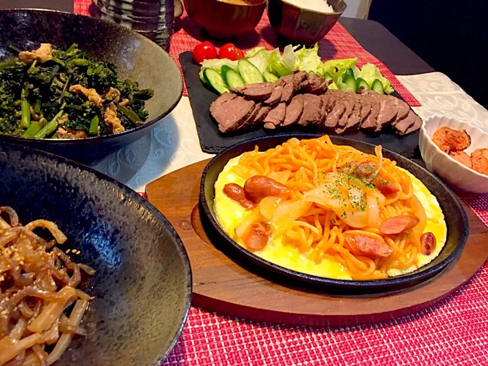 お夕飯
☆失敗ローストビーフ
☆雷こんにゃく
☆菜の花炒めに煮
☆鉄板ナポリタン
☆お豆腐と大根の味噌汁

台風3号（孫ちゃん3人）が一気に来た〜〜〜〜🌀そうだわ〜春休みね🤗

湯煎してあったローストビーフをすっかり忘れる始末😱|kiyoさん