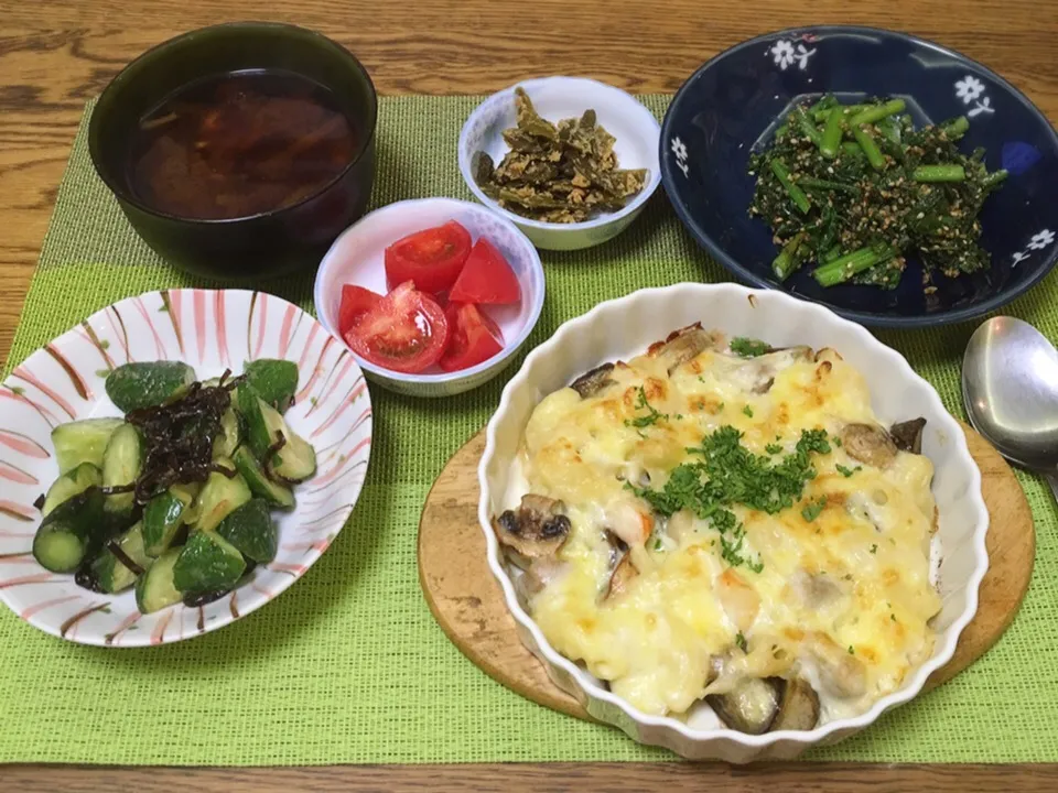 お味噌汁・トマト・南蛮味噌漬け・春菊胡麻和え・ナスのグラタン・梅肉塩昆布きゅうり|美也子さん