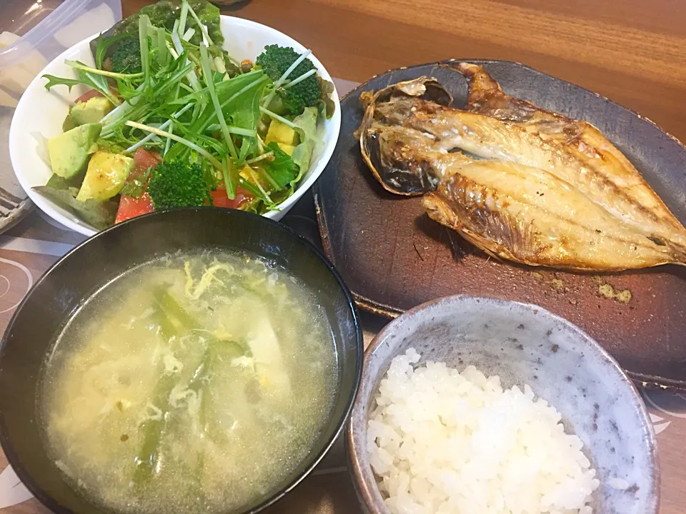 晩御飯
あじの干物、玉ねぎとピーマンのかきたま汁、アボカドとトマトとブロッコリーと豆腐のコチジャンサラダ|かよちゃんさん