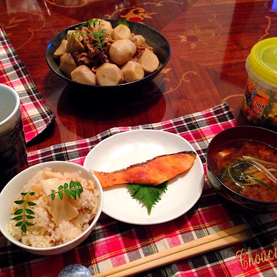 今日の晩御飯(๑´ڡ`๑)
筍ご飯、鮭の塩焼き、豚肉と里芋の煮っころがし、野菜の味噌汁|ちゃたままさん