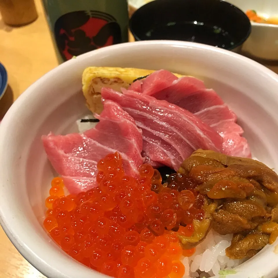 Snapdishの料理写真:まぐろや 相馬水産 中トロ三色丼|ちはキートンさん