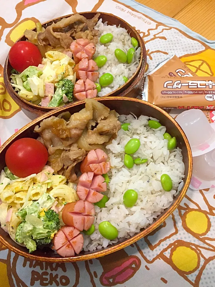 ふたり弁当

じゃこと枝豆の混ぜ込みごはん
ソーセージ
豚肉の生姜焼き
サラダ
   (マカロニ 玉ねぎ ブロッコリー ゆで卵
ミニトマト|ひななぎさん