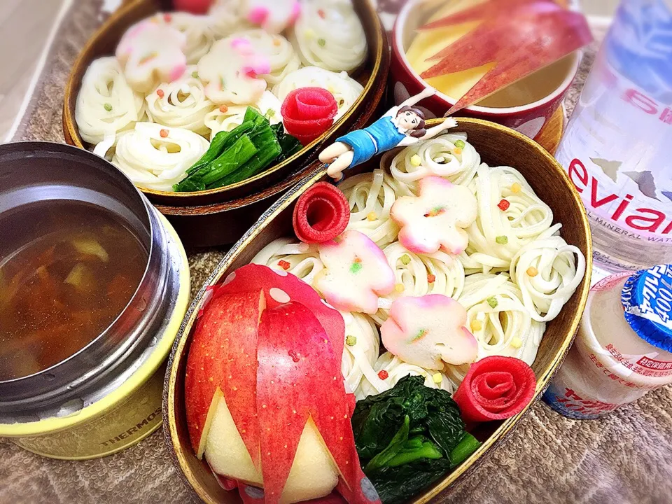 稲庭うどん&花麩&ほうれん草のお浸し&鶏野菜つけ汁&紅芯大根の甘酢漬け&うさちゃんリンゴ🍎の夫婦お弁当♪

#弁当 #フチ子 #ダーリン明日胃カメラ検診だからうどんなの|桃実さん