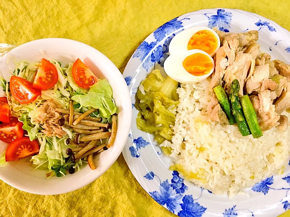 海南鶏飯とツナとキノコのサラダ🥗|うめち。さん