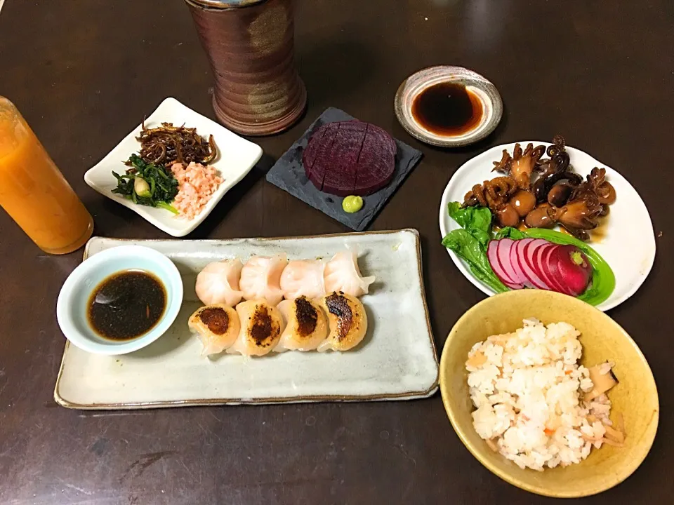 海老餃子、いいだこ煮付、いかなごの佃煮、ビーツ刺身風、桜混ぜご飯|Douglas Allisonさん