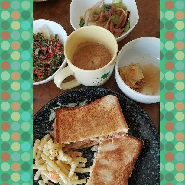 Snapdishの料理写真:弁当の残りで朝飯作ってみた！(⌒‐⌒)|ジロー7さん