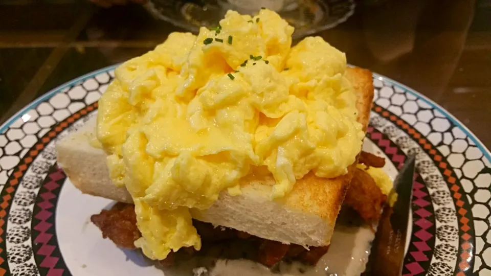 Scrambled egg toast with chicken chop|🌷lynnlicious🌷さん