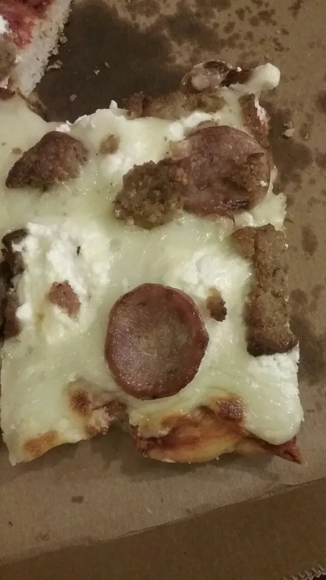 Snapdishの料理写真:lasagna pizza.  balasco's pizzeria,  Warren,  RI|Polly Gelfusoさん