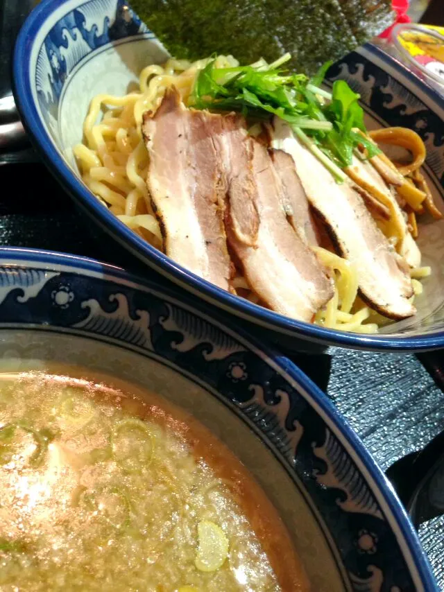 つけ麺@万太郎　日本唯一だとか？の杵打ち麺をいただきに😋🍜🍥　もちぷり麺超美味しい😍超好み💕スープは背油煮干しです。|アイさん