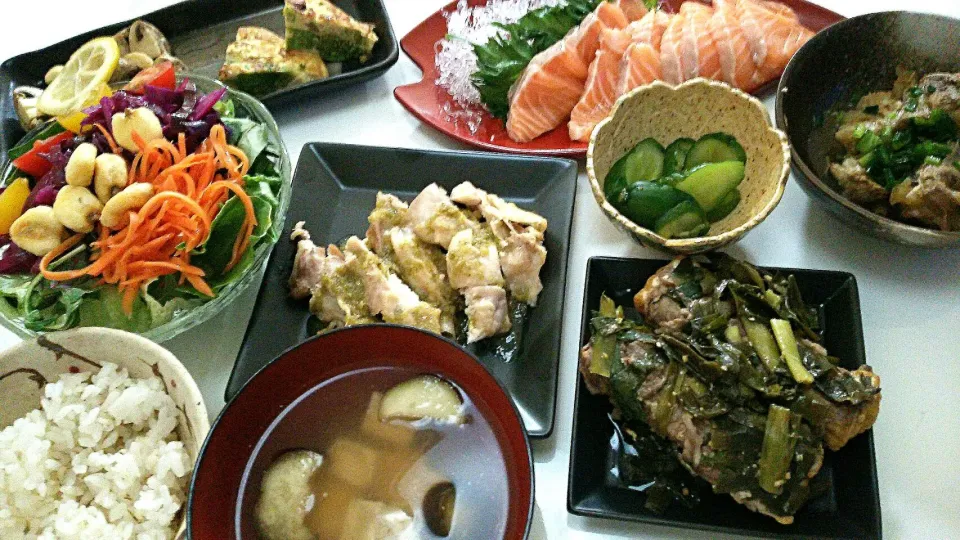 Our daily table #Homemade #おうちごはん #鮭の刺身 #牛ののし焼き #茄子味噌汁 #ブロッコリー#卵焼き  #自家製#漬物 #鶏もも パリパリ焼き#柚子ソース がけ#軟骨煮こみ #サラダ|まめさん