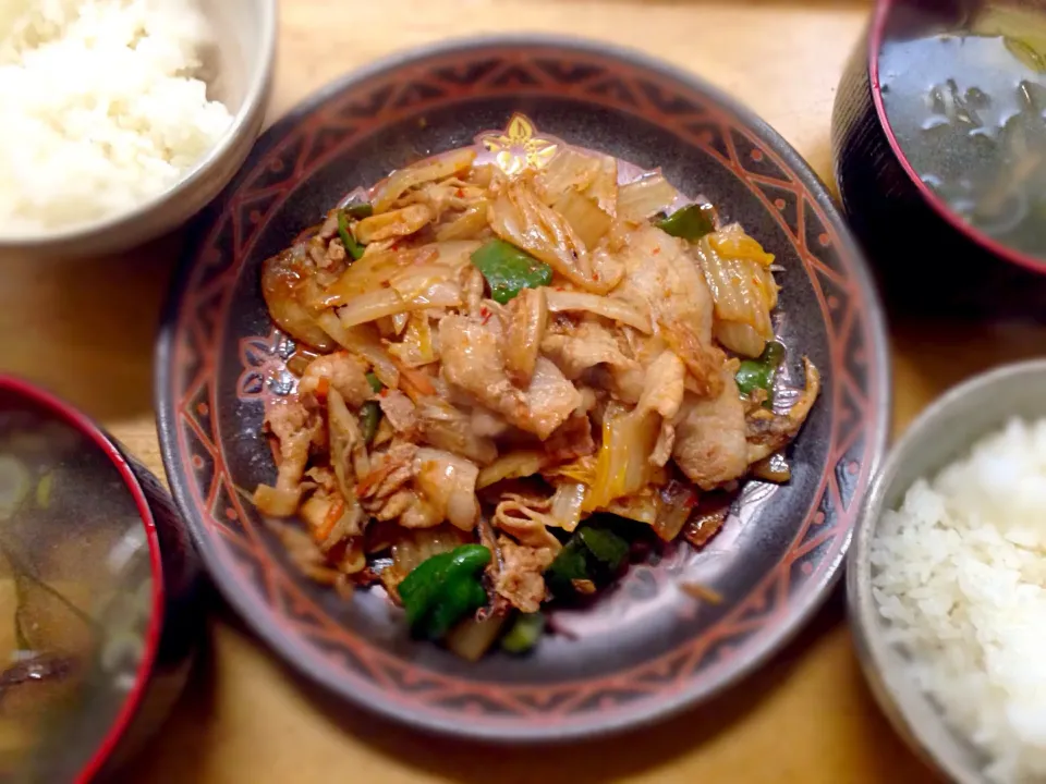 豚キムチ炒めで昼定食🐷切り昆布と厚揚げのスープを添えて#キムチ #豚バラ肉|こなちゅんさん