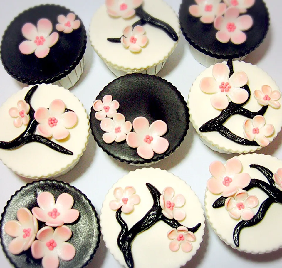 Snapdishの料理写真:Cherry blossom cupcake decor|mini by minitさん